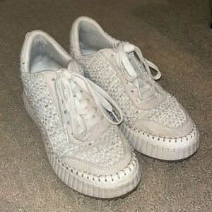 UNIVERSAL THREAD platform sneakers